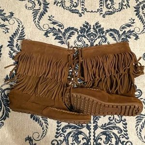 Minnetonka moccasin fringe boots 7.5